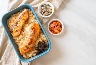 Peynirli fırında somon ve baharatlı miso kasesi.