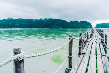 Khanom 'daki Talet Körfezi' ndeki ahşap köprü, Tayland 'daki Nakhon Sri Thammarat turizm beldesi