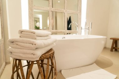 Havlu ve banyo küveti lüks banyoda.