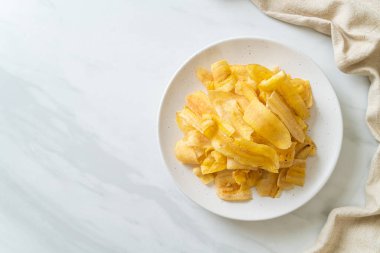 Çıtır muz cipsi. Kızarmış ya da dilimlenmiş muz.