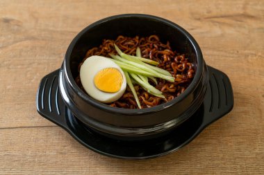 Kore fasulye soslu Anında Erişte salatalık ve haşlanmış yumurta (Jajangmyeon veya Jjajangmyeon) - Kore yemek tarzı