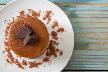 Çikolatalı krep yığını.