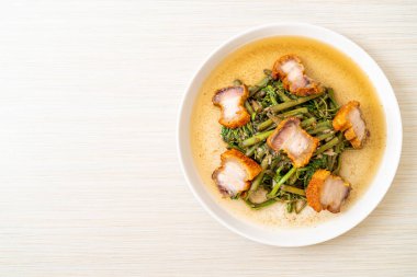 Kızarmış su mimozası ve tabakta domuz eti.