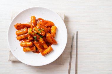 Baharatlı sosisli Kore pirinç keki çubuğu (Tteokbokki) - Kore yemeği tarzı