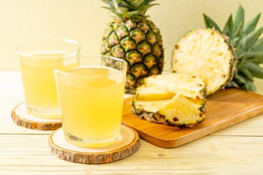 Ahşap arka planda taze ananas suyu