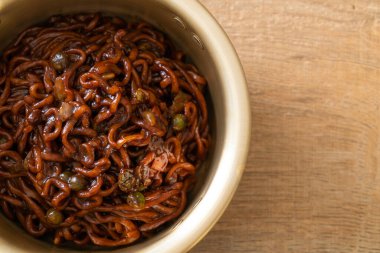 Kore siyah spagettisi ya da kavrulmuş Chajung soya soslu hazır şehriye (chapagetti) - Kore yemeği tarzı