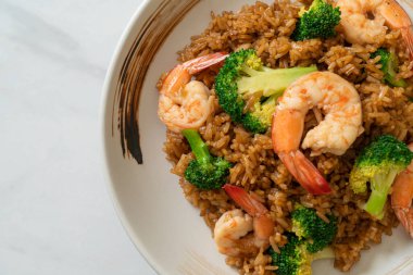 Brokoli ve karidesli kızarmış pirinç.