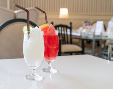 Kafe ve restoranda limonlu buzlu içecek bardağı.