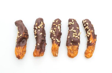 Güneş ışığı, muzlu çikolatayı kurutur ya da muz soslu çikolatayı beyaz arka planda izole eder.