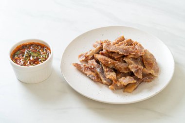 Izgara domuz boynu ya da Tayland baharatlı soslu kömür kaynayan domuz boynu.