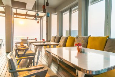 Kafe restoranında boş sandalye ve masa.