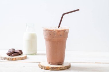 Buzlu çikolatalı milkshake, ahşap arka planda.