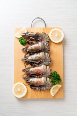 Taze kaplan karidesi ya da tahta üzerinde karides