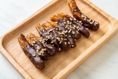 Güneş ışığı kurumuş muz çikolata kaplama veya muz soslu çikolata