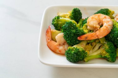 Karidesli kızarmış brokoli. Ev yapımı.