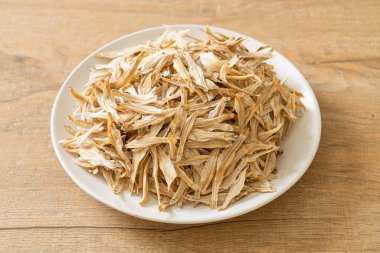 Kurutulmuş küçük çıtır balık.