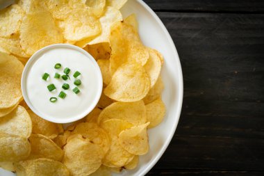 Ekşi krema soslu patates cipsi.