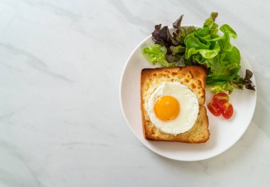 Peynirli ev yapımı ekmek ve kahvaltıda sebze salatasıyla birlikte kızarmış yumurta.