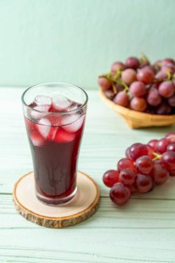 Ahşap zemin üzerinde taze üzüm suyu