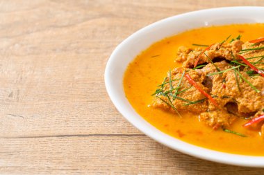 Tayland yemeği seti körili domuz eti Tayland yemeği tarzı.