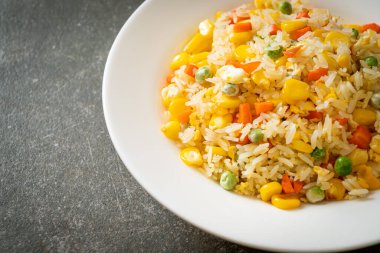 Karışık sebzeli ev yapımı pilav (havuç, yeşil bezelye, mısır) ve yumurta