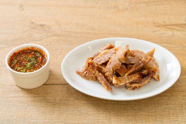 Izgara domuz boynu ya da Tayland baharatlı soslu kömür kaynayan domuz boynu.