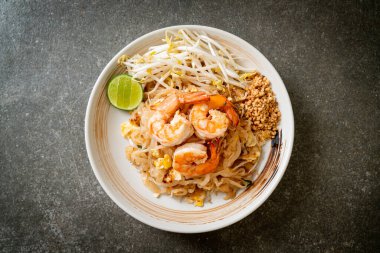 Karides ve lahanalı kızarmış şehriye ya da Pad Thai - Asya yemeği tarzı