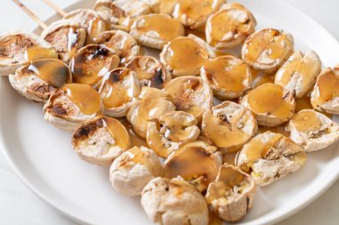 Izgarada dilimlenmiş muz ve karamel sosu.