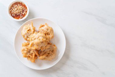 Soslu kızarmış taro. Vejetaryen ve vejetaryen yemek tarzı.