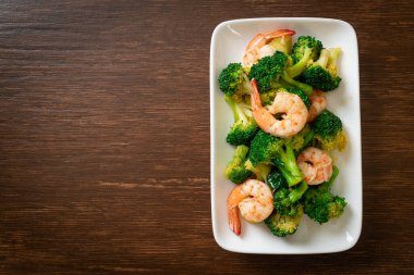 Karidesli kızarmış brokoli. Ev yapımı.