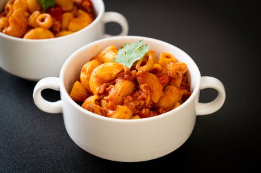 Domates soslu makarna ve kıymalı domuz eti, Amerikan usulü pirzola, Amerikan usulü gulaş.