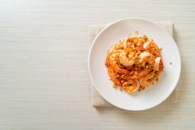 Kızarmış karides ya da beyaz tabakta sarımsaklı karides - deniz ürünleri tarzı.