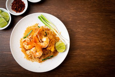 Vermicelli Pad Thai veya Tayland usulü karidesli kızartılmış vermicelli.