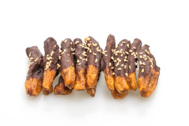 Güneş ışığı, muzlu çikolatayı kurutur ya da muz soslu çikolatayı beyaz arka planda izole eder.