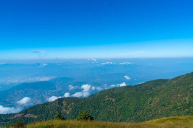 Tayland, Chiang Mai 'deki Kew Mae Pan Doğa Yolu' nda bulutlu ve mavi gökyüzü olan güzel bir dağ tabakası.
