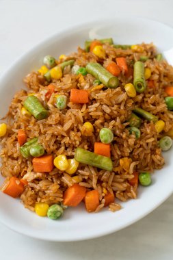 Yeşil bezelyeli kızarmış pirinç, havuç ve mısır - vejetaryen ve sağlıklı gıda tarzı