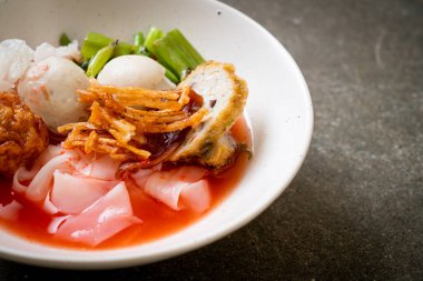 (Yen-Ta-Four) - Tayland usulü erişteli soya peyniri ve balık köftesi - Asya usulü