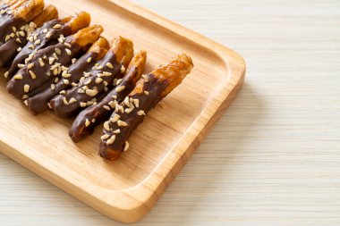 Güneş ışığı kurumuş muz çikolata kaplama veya muz soslu çikolata