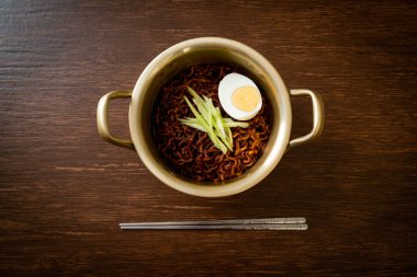 Kore fasulye soslu Anında Erişte salatalık ve haşlanmış yumurta (Jajangmyeon veya Jjajangmyeon) - Kore yemek tarzı