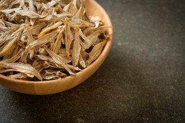 Kurutulmuş küçük çıtır balık.