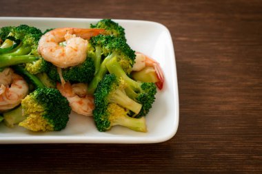 Karidesli kızarmış brokoli. Ev yapımı.