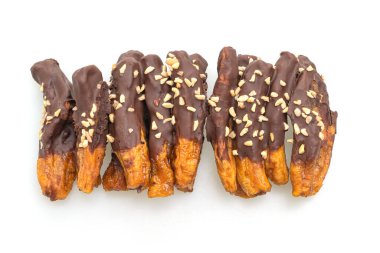 Güneş ışığı, muzlu çikolatayı kurutur ya da muz soslu çikolatayı beyaz arka planda izole eder.