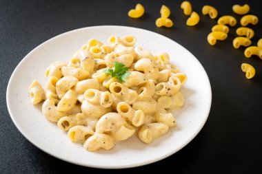 Fırında makarna ve peynir.