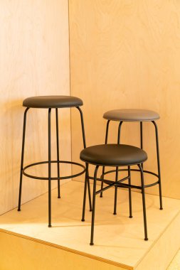 Bir odada boş güzel sandalye süslemesi