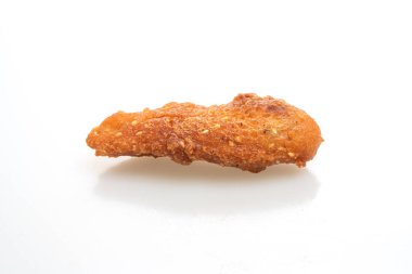 Kızarmış patatesler beyaz arka planda izole edilmiş.