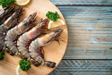 Taze kaplan karidesi ya da tahta üzerinde karides