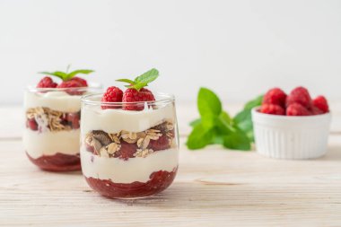 Tahıllı taze ahududu ve yoğurt.