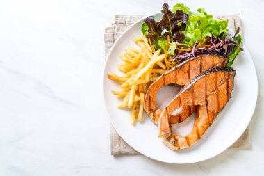 patates kızartması ile çift ızgara somon biftek fileto