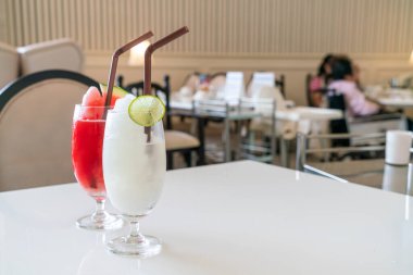 Kafe ve restoranda limonlu buzlu içecek bardağı.