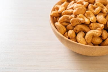 Tahta kasede fındık ve fotokopi alanı.